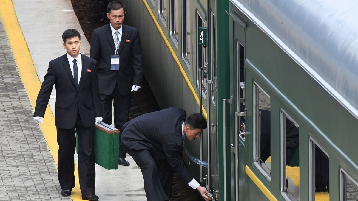 2023年9月12日,金正恩乘坐防彈列車出訪俄羅斯。圖為金正恩保鏢在檢查列車。(KIRILL KUDRYAVTSEV/AFP via Getty Images)