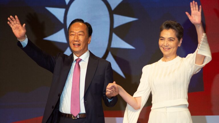 郭台銘邀演員賴佩霞任副手 預告見侯柯目標