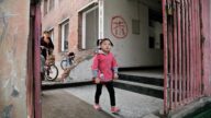 【中国一分钟】中国人口骤降 幼儿园关停潮持续扩大