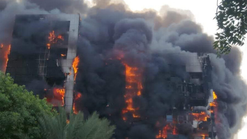 蘇丹內戰持續 首都標誌性摩天大樓陷火海