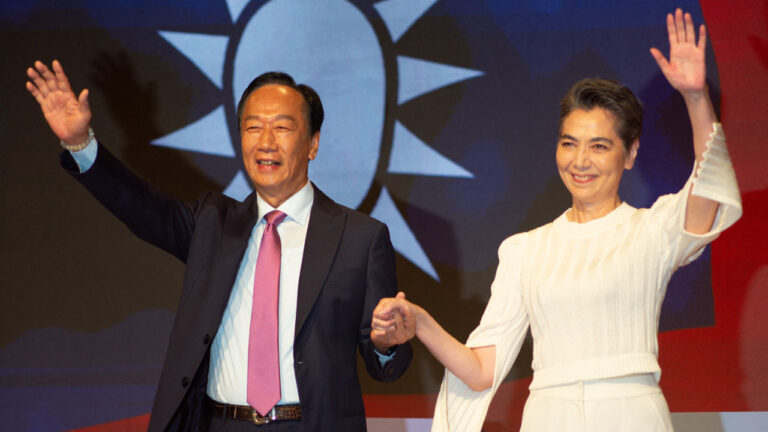 郭台銘、賴佩霞領表登記連署 面臨2大難關！