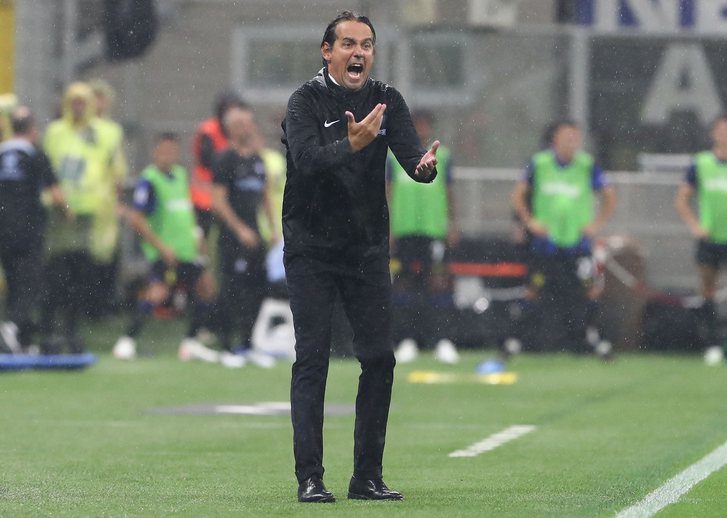 MILAN, ITALY - SEPTEMBER 16: FC Internazionale coach Simone Inzaghi shouts to his players during the Serie A TIM match between FC Internazionale and AC Milan at Stadio Giuseppe Meazza on September 16, 2023 in Milan, Italy. 