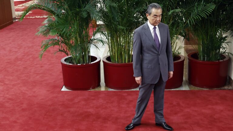 深刻檢討驚險著陸 王毅出訪俄羅斯
