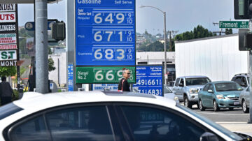 油价疯涨 洛杉矶每加仑逼近$6
