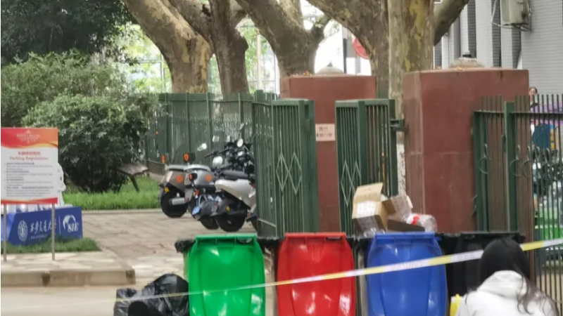 西交大学生扔垃圾 保安斥“留学生专用”视频热播