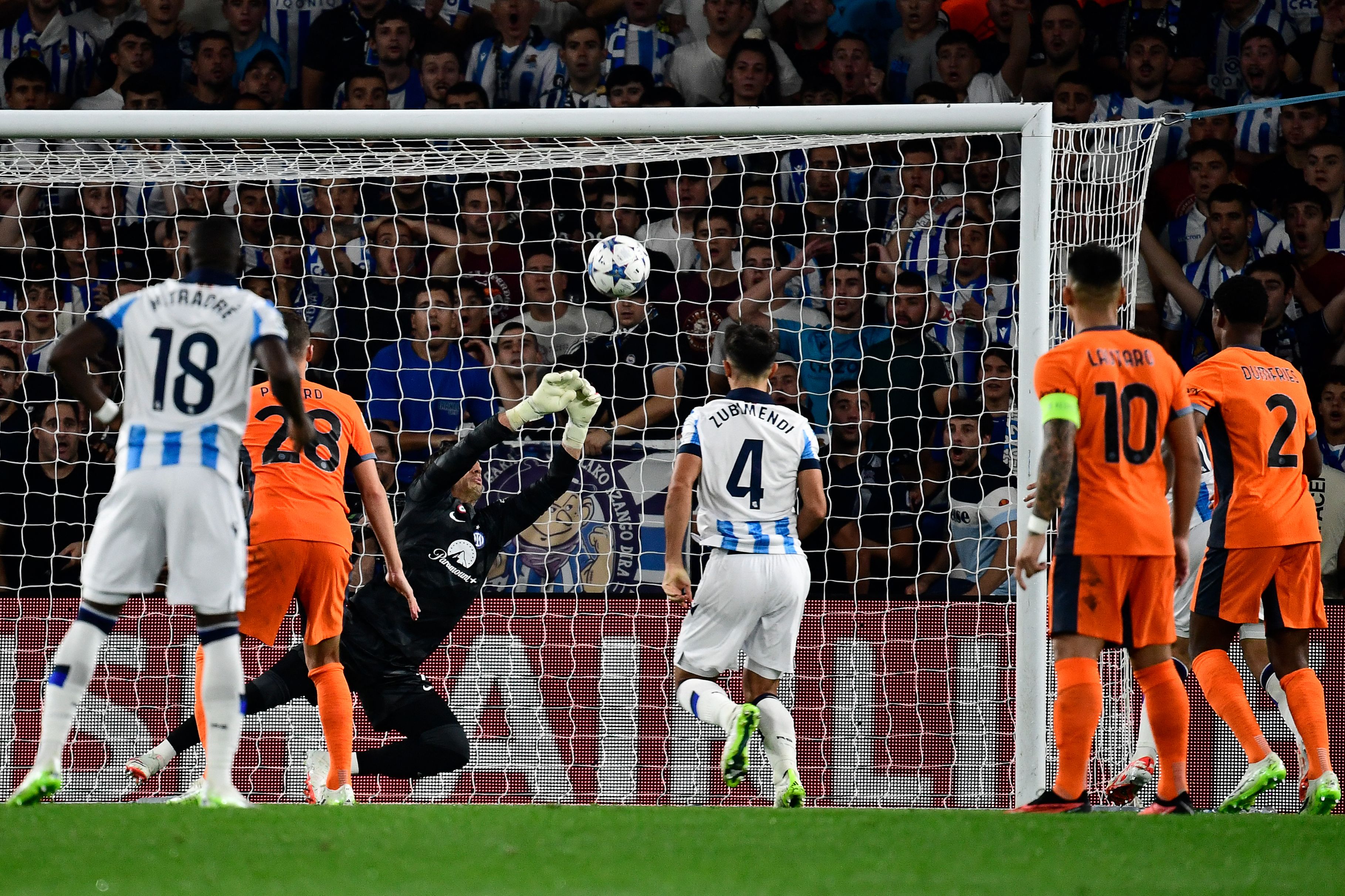 Inter Milan's Swiss goalkeeper #01 Yann Sommer (C) deflects the ball during the UEFA Champions League 1st round day 1 group D football match between Real Sociedad and Inter Milan at the Reale Arena stadium in San Sebastian on September 20, 2023. (Photo by ANDER GILLENEA / AFP) 