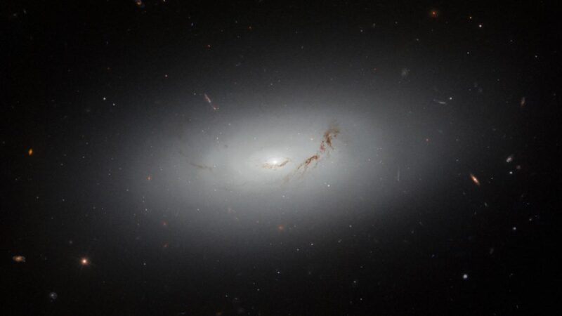 NASA新照如梦幻般 展示一个透镜状星系