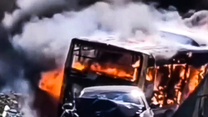 【中國新聞快報】北京重大事故 公車燒毀 18人送醫