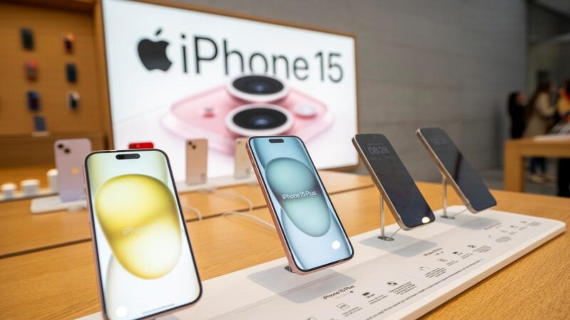 iPhone 15开卖 电商祭优惠 果粉排队10天