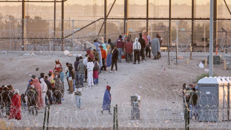 美墨边境移民再度暴增 拜登新政策难执行