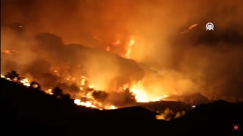 意大利西西里岛传野火 2人丧命700游客连夜撤离