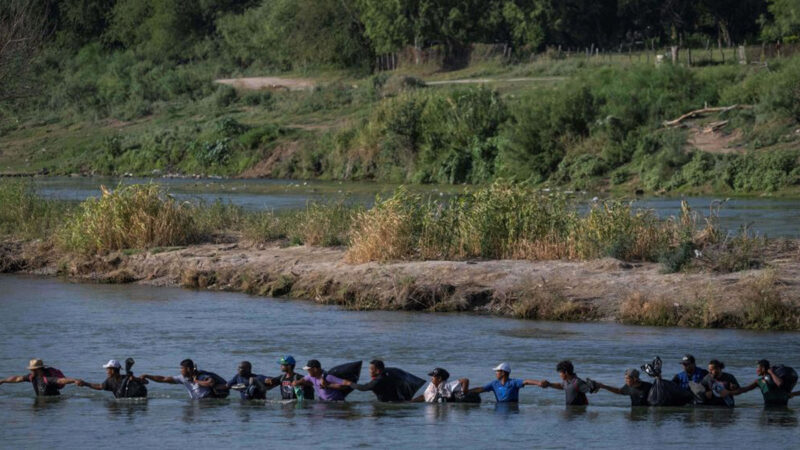 非法移民跳船上岸 南加官员谴责庇护政策