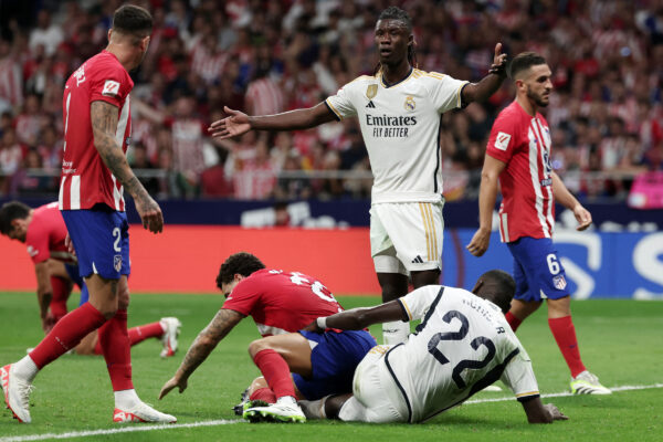 Real Madrid's French midfielder #12 Eduardo Camavinga reacts after Real Madrid's German defender #22 Antonio Rudiger collided with Atletico Madrid's Spanish defender #22 Mario Hermoso (2L) during the Spanish Liga football match between Club Atletico de Madrid and Real Madrid CF at the Metropolitano stadium in Madrid on September 24, 2023. (Photo by Thomas COEX / AFP) 