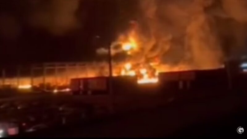 疑遭雷擊 烏茲別克首都機場附近倉庫爆炸起火