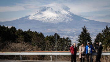 疫后报复性旅游 富士山大批游客带来环境灾难