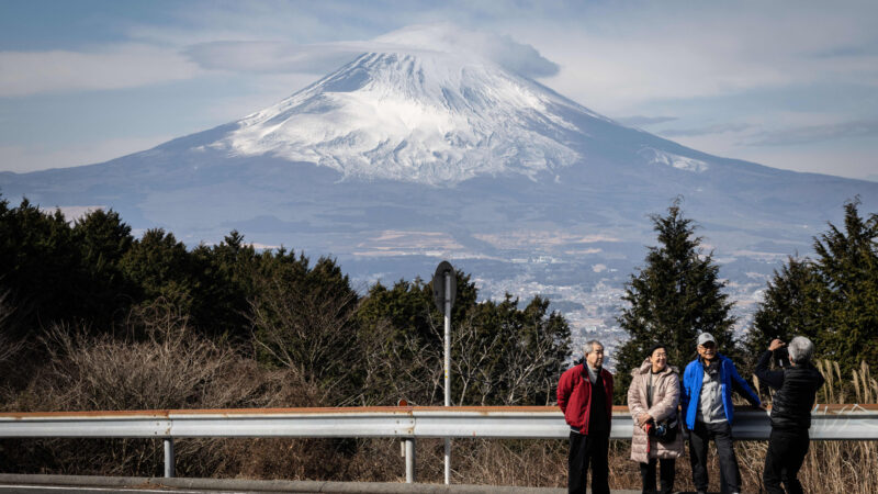 疫后报复性旅游 富士山大批游客带来环境灾难