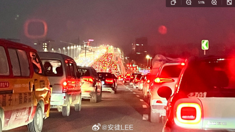 「上了高速發現全是聰明人」 大陸堵車上熱搜