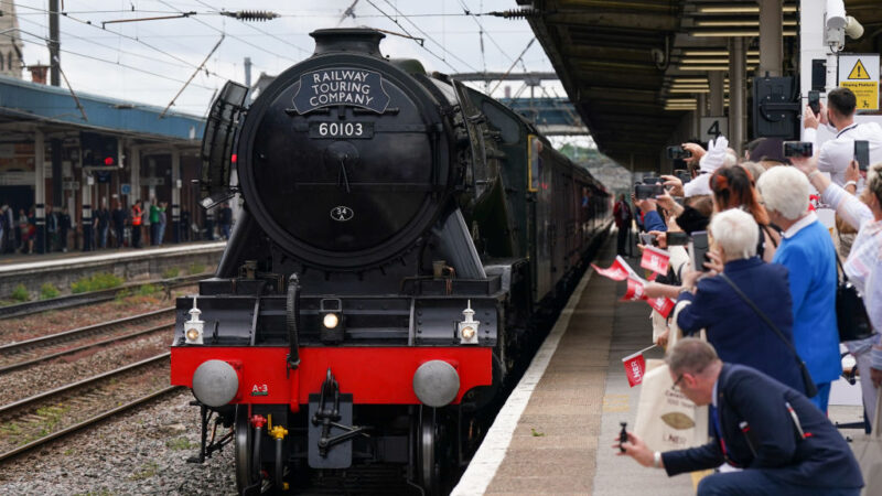 蘇格蘭兩列火車碰撞 百年蒸汽火車傳數人受傷
