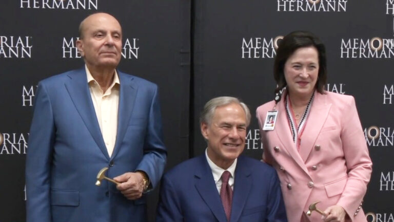 石油公司執行長捐款一百萬答謝紀念賀曼醫院