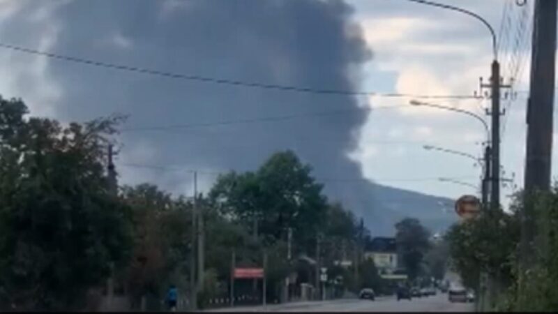 强烈爆炸后 乌克兰西部油管大火9人受伤