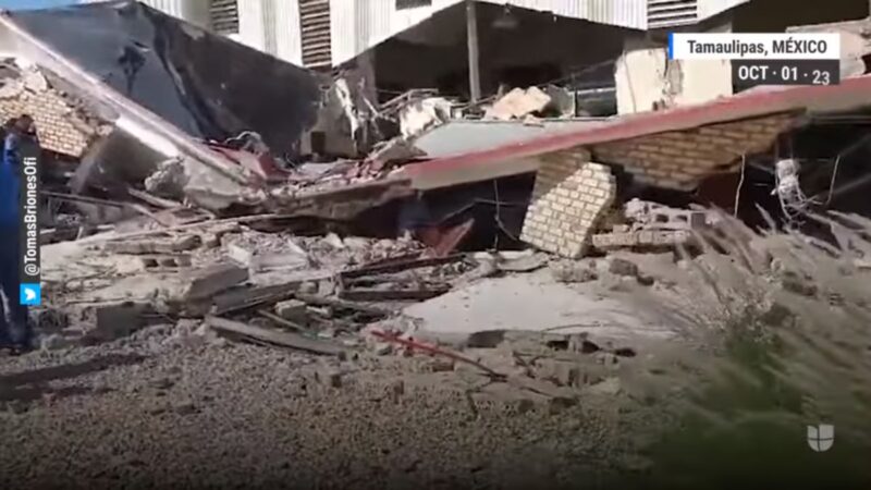 墨西哥教堂屋顶瞬间坍塌 至少7死约30人受困