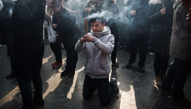 寧求神佛不求政府 中國年輕人過年上香盼就業