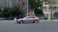 江西老人死拽車頭狂跑碰瓷 視頻熱傳（視頻）