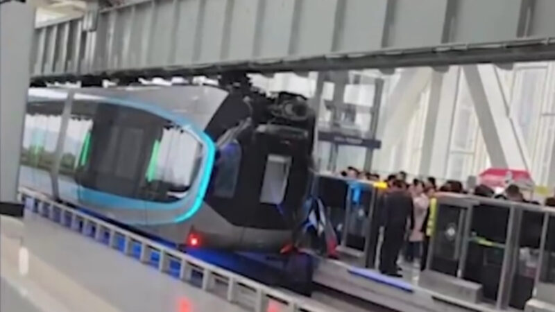 武汉空轨开通一周出状况 乘客头晕缺氧被迫砸窗（视频）