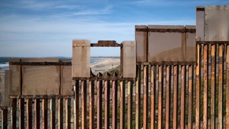 暂停26项联邦法律 美国政府恢复建边境墙