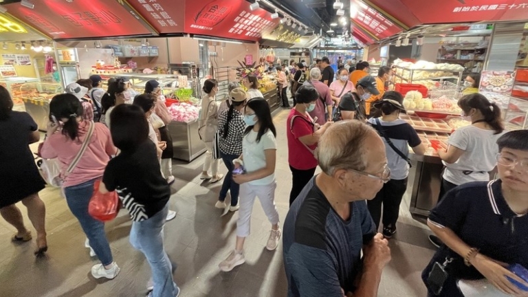 南門市場試營運首日人潮爆滿 攤商樂看業績成長