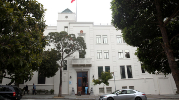 男驾车冲进中共驻旧金山领馆 大喊“CCP在哪”