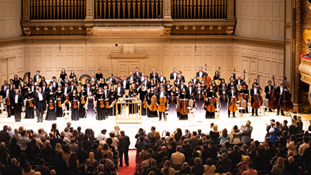 2019年10月25日,享譽全球的神韻交響樂團光臨波士頓交響樂廳(Boston Symphony Hall),為觀眾帶來一場東西方音樂合璧的精彩演出。圖為全體演員謝幕。(戴兵/大紀元)