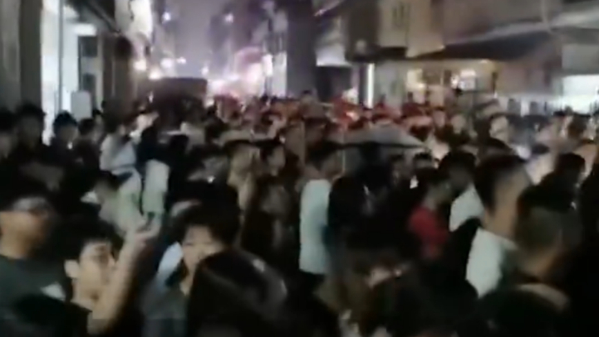 广东27岁女遭婆家虐待跳楼死 上千人扔鸡蛋抗议