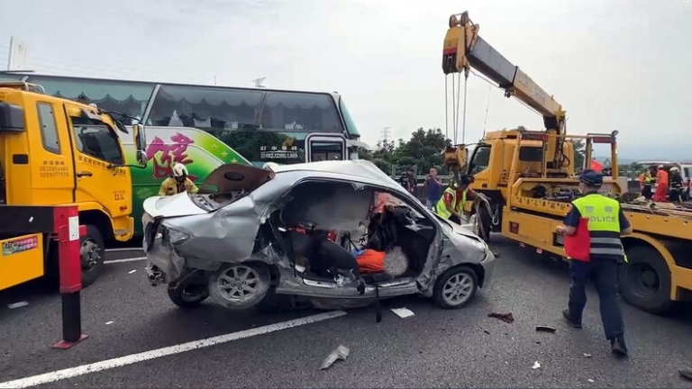 竹科員旅國道車禍4死22傷 遊覽車上母子雙亡