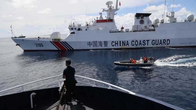 中共海警船危險攔截 撞上菲律賓船隻