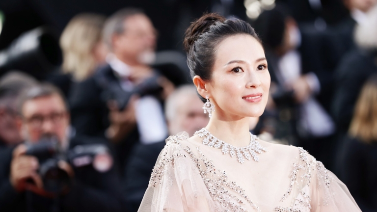 章子怡頒獎禮後台摔倒畫面曝光 坐輪椅現身高鐵站