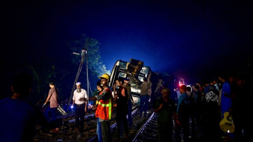 孟加拉火车相撞 至少17死百人伤