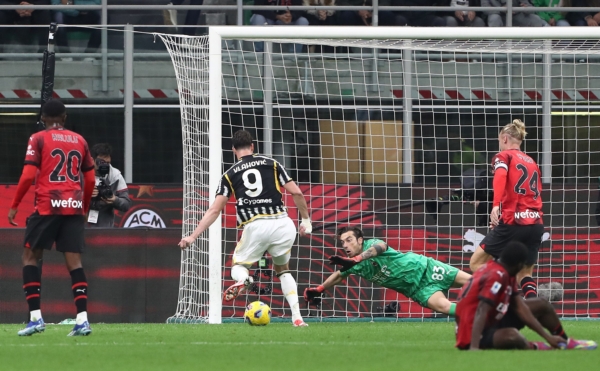 MILAN, ITALY - OCTOBER 22: Antonio Mirante of AC Milan makes a save during the Serie A TIM match between AC Milan and Juventus FC at Stadio Giuseppe Meazza on October 22, 2023 in Milan, Italy. 