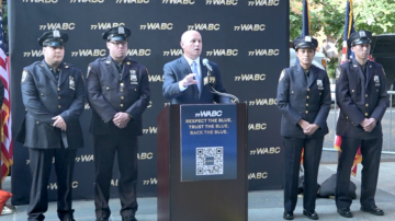 纽约曼哈顿挺警集会 上百警员及支持者出席