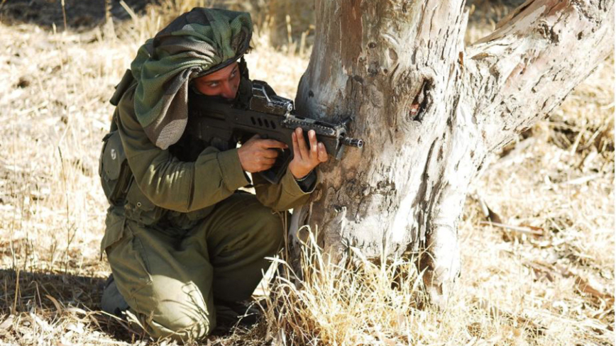超实用 以色列士兵头盔上顶“厨师帽”