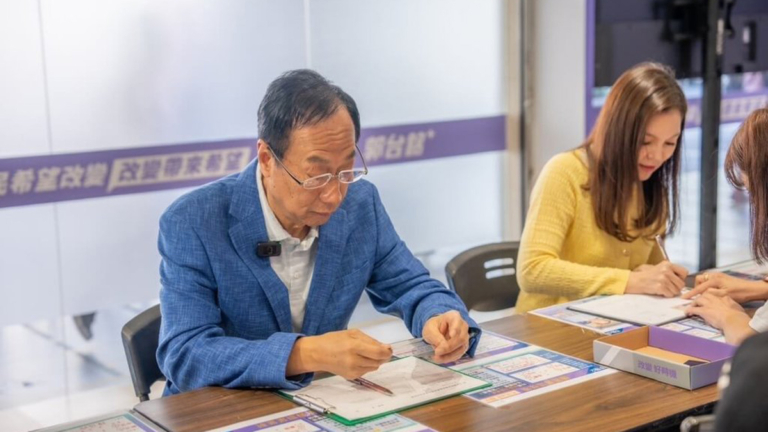 郭台銘確定1日下午2點送交連署 不受媒體訪問