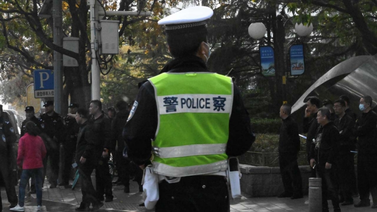 送李克強不准戴白花 一女子被便衣捂嘴押走