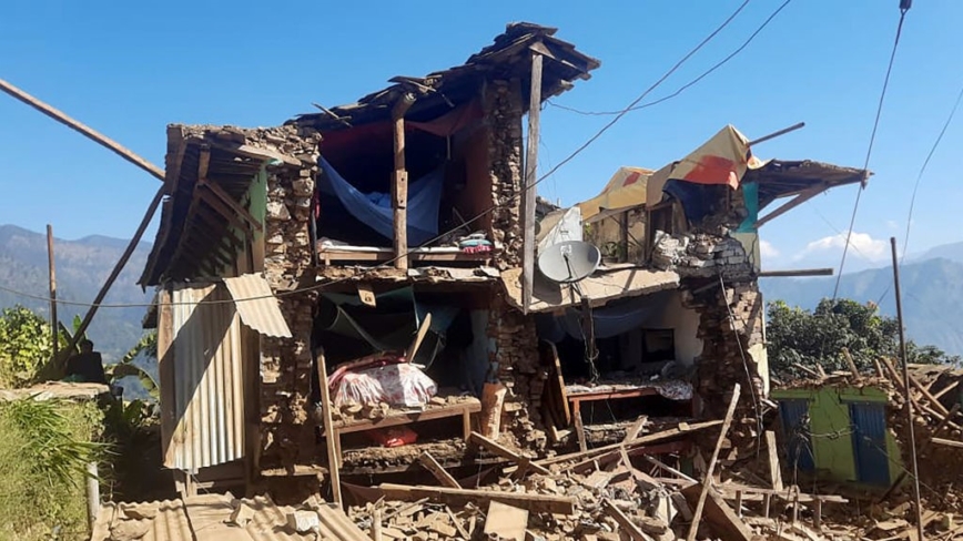 尼泊尔西部强震 道路阻断房屋倒塌至少132死