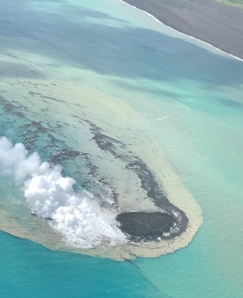 日本硫磺岛外海火山喷发 学者：岩石堆积形成新岛屿