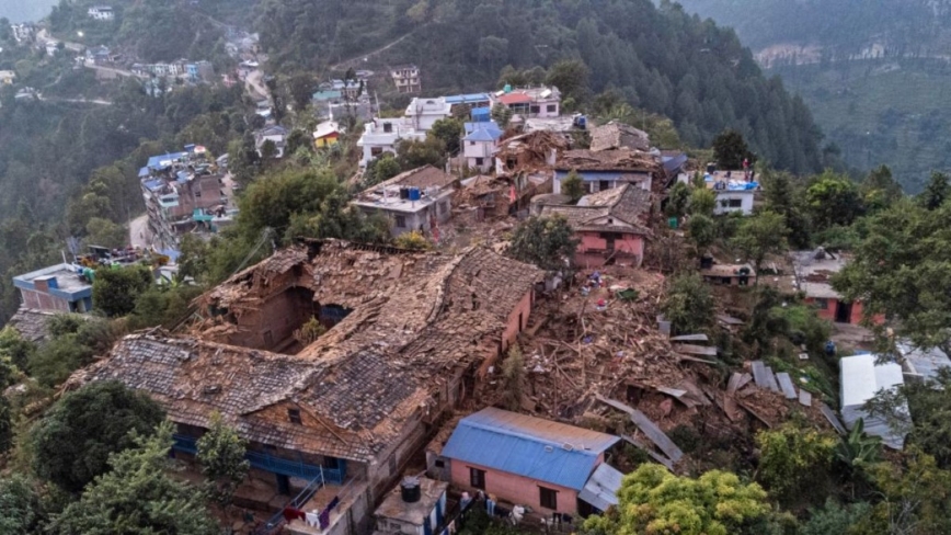 尼泊尔强震至少157死逾百伤 幸存者露宿街头