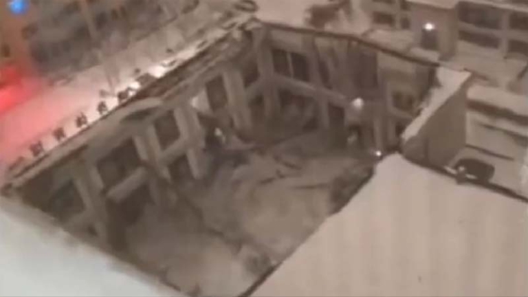 黑龍江再現體育館坍塌 廢墟下打手電找人（視頻）