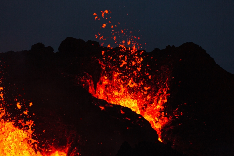 24小時地震1400次！冰島旅遊勝地火山隨時爆發