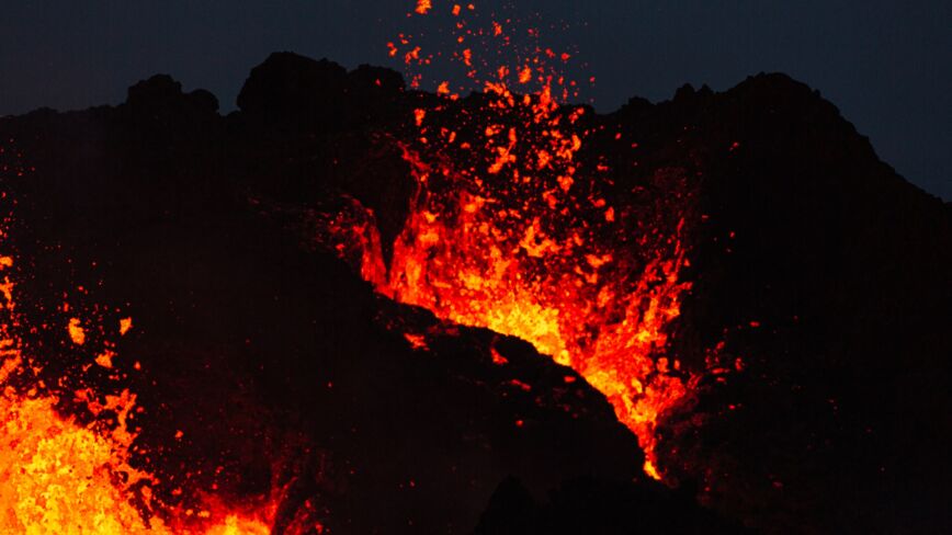 24小時地震1400次！冰島旅遊勝地火山隨時爆發