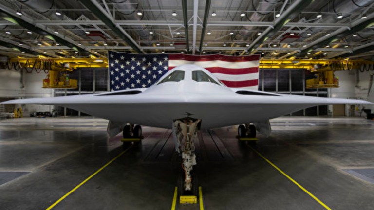 對抗中共 美空軍最新B-21隱形轟炸機首飛