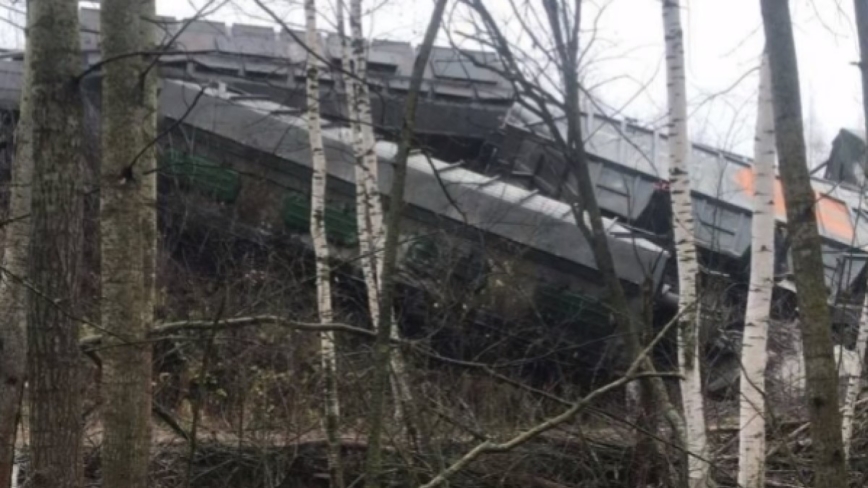 铁道遭装土制炸弹 俄货运列车19节车厢脱轨